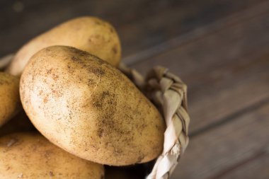 Sepette çiğ patates. Rustik tarzı