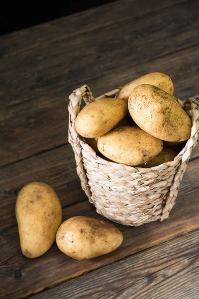 Πρώτες Πατάτες Στο Καλάθι Ρουστίκ Στυλ — Φωτογραφία Αρχείου