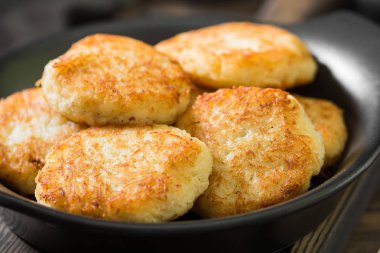 Patatesli krep. Sebze börek, latkeler, draniki - birçok ülkede popüler çanak 