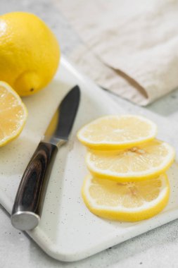 Hafif bir arka planda beyaz tahta üzerinde limon