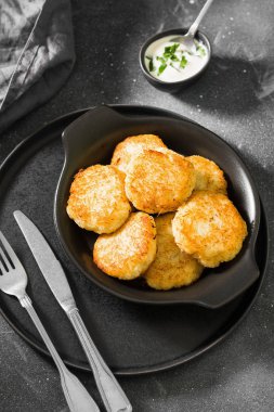 Patatesli krep. Sebze börek, latkeler, draniki - birçok ülkede popüler çanak 