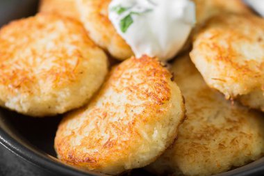 Patatesli krep. Sebze börek, latkeler, draniki - birçok ülkede popüler çanak 