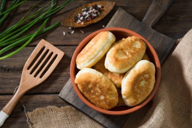 Ahşap bir arka plan üzerinde bir seramik kase pies. Ulusal yemek. Rustik stil