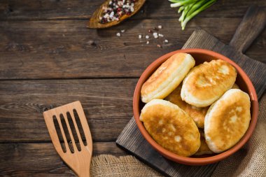 Ahşap bir arka plan üzerinde bir seramik kase pies. Ulusal yemek. Rustik stil