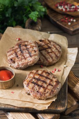 Tahta bir masada ızgara pirzola. Kırsal biçim