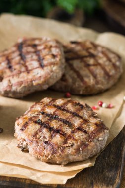 Tahta bir masada ızgara pirzola. Kırsal biçim