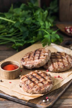 Tahta bir masada ızgara pirzola. Kırsal biçim