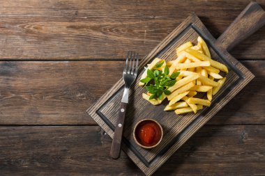 Tahtalı bir tahtada patates kızartması. Fast food. Kızarmış patates