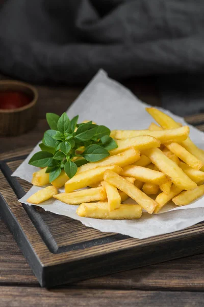 Frietjes Een Houten Plank Fast Food Gebakken Aardappel — Stockfoto