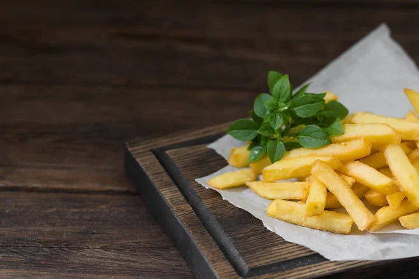 Frietjes Een Houten Plank Fast Food Gebakken Aardappel — Stockfoto