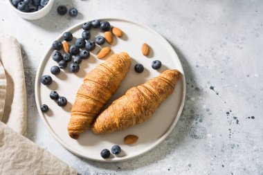 Ayçöreği beyaz bir Terence 'de, açık bir masada.