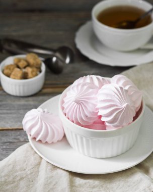 Pembe beze. Fransız tatlısı. Gri masada