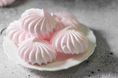 Pembe beze. Fransız tatlısı. Gri masada