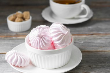 Pembe beze. Fransız tatlısı. Gri masada