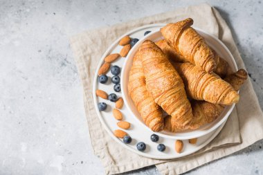 Ayçöreği beyaz bir Terence 'de, açık bir masada.