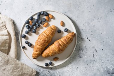 Ayçöreği beyaz bir Terence 'de, açık bir masada.