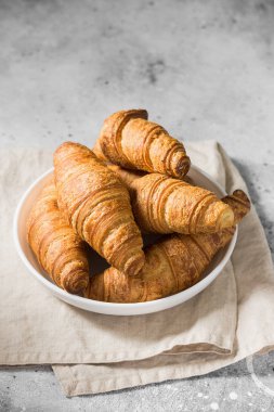 Ayçöreği beyaz bir Terence 'de, açık bir masada.