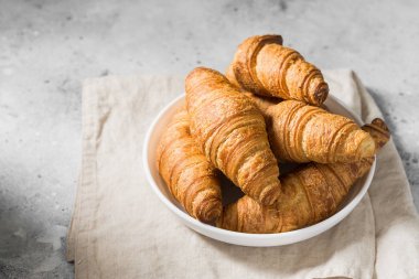 Ayçöreği beyaz bir Terence 'de, açık bir masada.