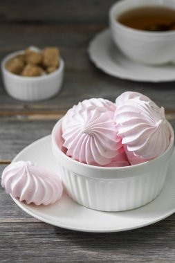 Pembe beze. Fransız tatlısı. Gri masada