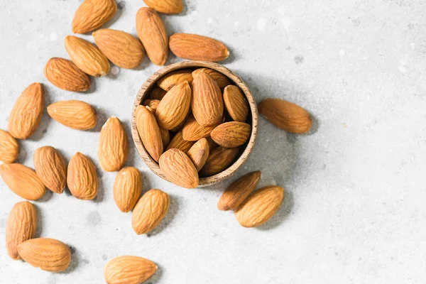 Amandes Dans Bol Bois Sur Fond Clair Pour Une Alimentation — Photo