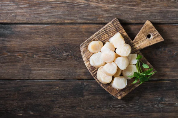 Ahşap arka planda ahşap tahta üzerinde ham tarak