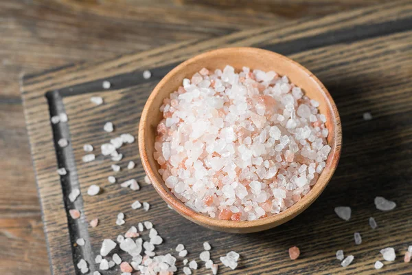 Rosa Salt Träskål Ett Träbord — Stockfoto