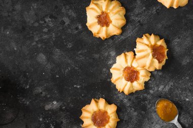 Koyu bir arka plan üzerinde kayısı reçeli ile Çerezler