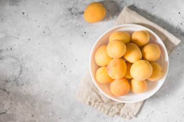 Kayısı, hafif bir arka planda. Açık gri arka plan