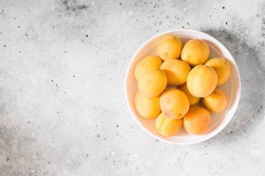 Kayısı, hafif bir arka planda. Açık gri arka plan