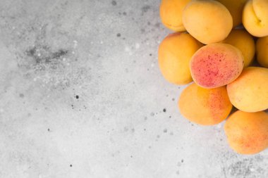 Kayısı, hafif bir arka planda. Açık gri arka plan