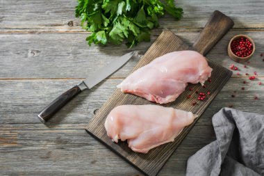 Tahta masaüzerinde tavuk göğsü filetosu. Rustik stil