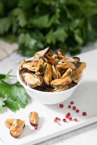 明るいテーブルの上の白いボウルにムール貝の肉 健康的な食事 — ストック写真