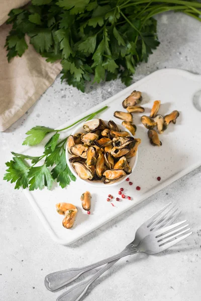 Carne Mejillón Tazón Blanco Sobre Una Mesa Ligera Dieta Saludable — Foto de Stock