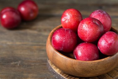 Kırmızı erik. Sağlıklı beslenme. Rustik stil