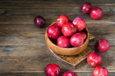 Kırmızı erik. Sağlıklı beslenme. Rustik stil