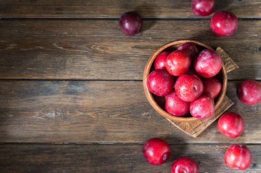 Kırmızı erik. Sağlıklı beslenme. Rustik stil