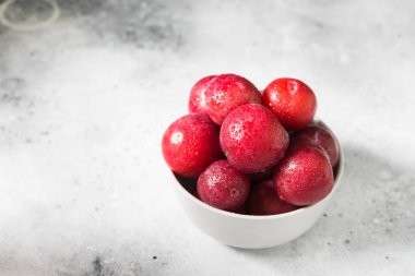 Kırmızı erik. Açık arka plan. Sağlıklı beslenme