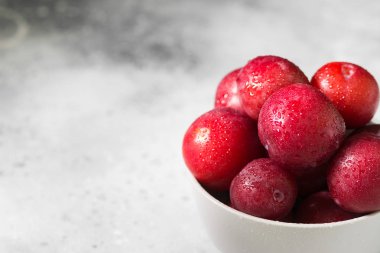 Kırmızı erik. Açık arka plan. Sağlıklı beslenme