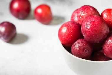 Kırmızı erik. Açık arka plan. Sağlıklı beslenme