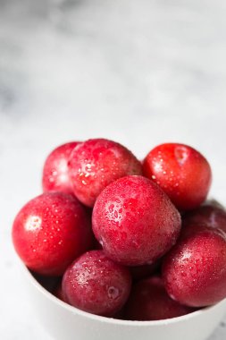 Kırmızı erik. Açık arka plan. Sağlıklı beslenme