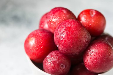 Kırmızı erik. Açık arka plan. Sağlıklı beslenme