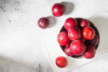 Kırmızı erik. Açık arka plan. Sağlıklı beslenme