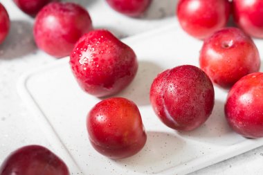 Kırmızı erik. Açık arka plan. Sağlıklı beslenme