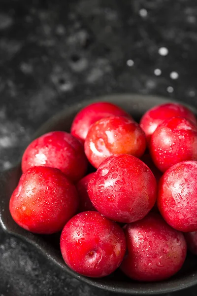 Ameixa Vermelha Fundo Escuro Dieta Saudável — Fotografia de Stock