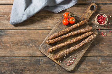 Tahtatahtada füme sosis. Biraya sosis. Tahta masa. Rustik stil