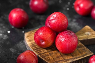 Kırmızı erik. Karanlık arka plan. Sağlıklı beslenme