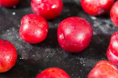 Kırmızı erik. Karanlık arka plan. Sağlıklı beslenme