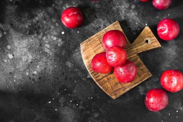 Ciruela Roja Fondo Oscuro Dieta Saludable — Foto de Stock