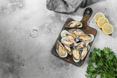 Gri bir arka plan üzerinde ahşap bir Tahta üzerinde Kivi midye. Sağlıklı beslenme