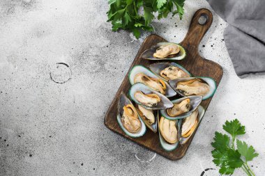 Gri bir arka plan üzerinde ahşap bir Tahta üzerinde Kivi midye. Sağlıklı beslenme